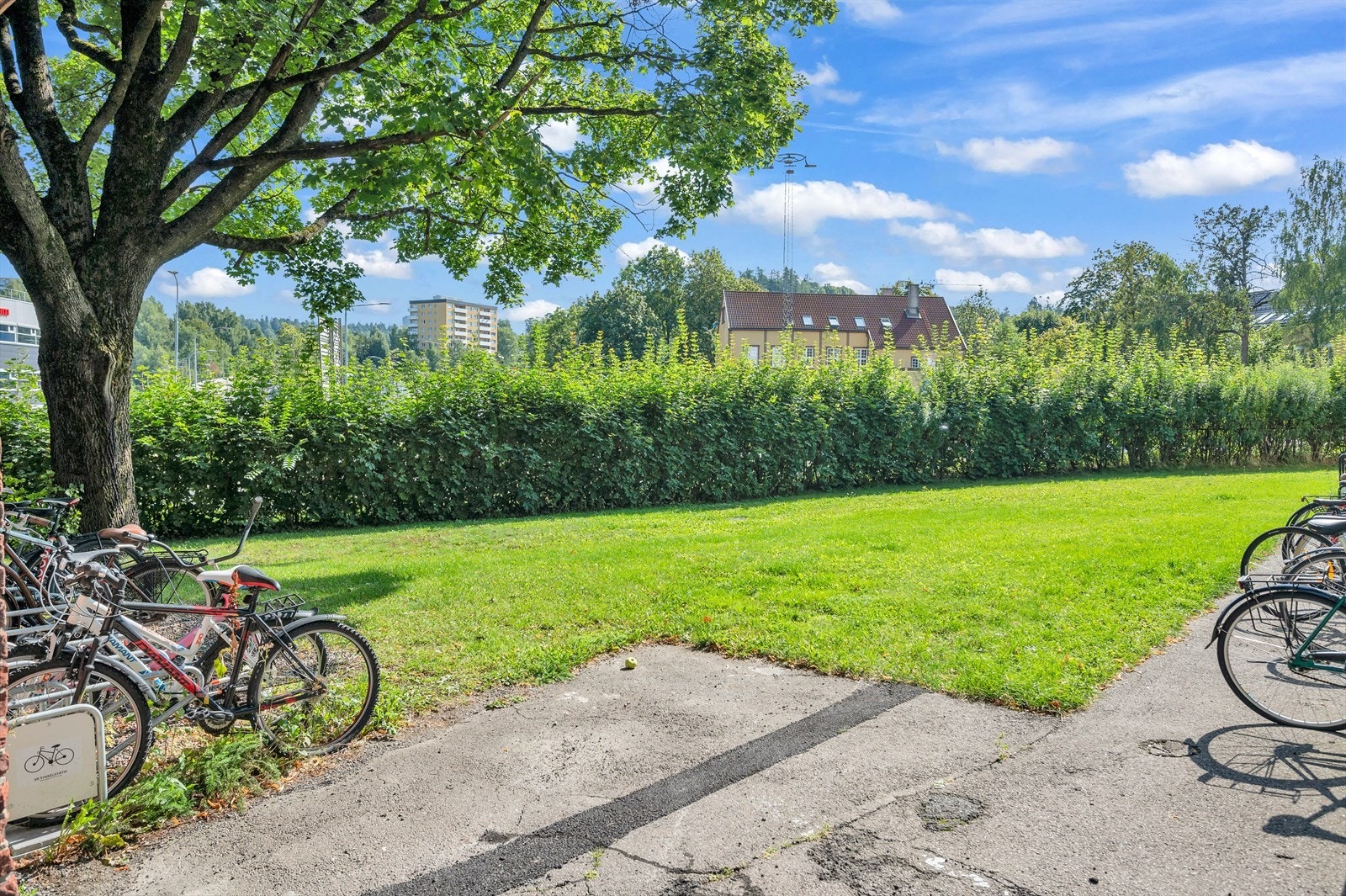 Sykkelparkering er det også på tomten Galleribilde