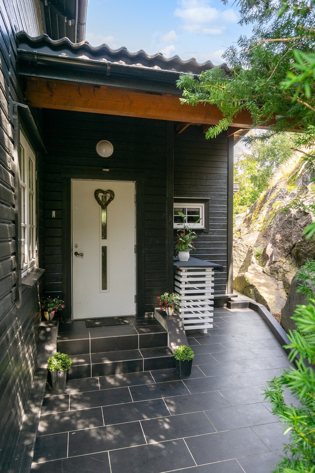 Forseggjort inngangsparti med fliser og overbygg. Galleribilde