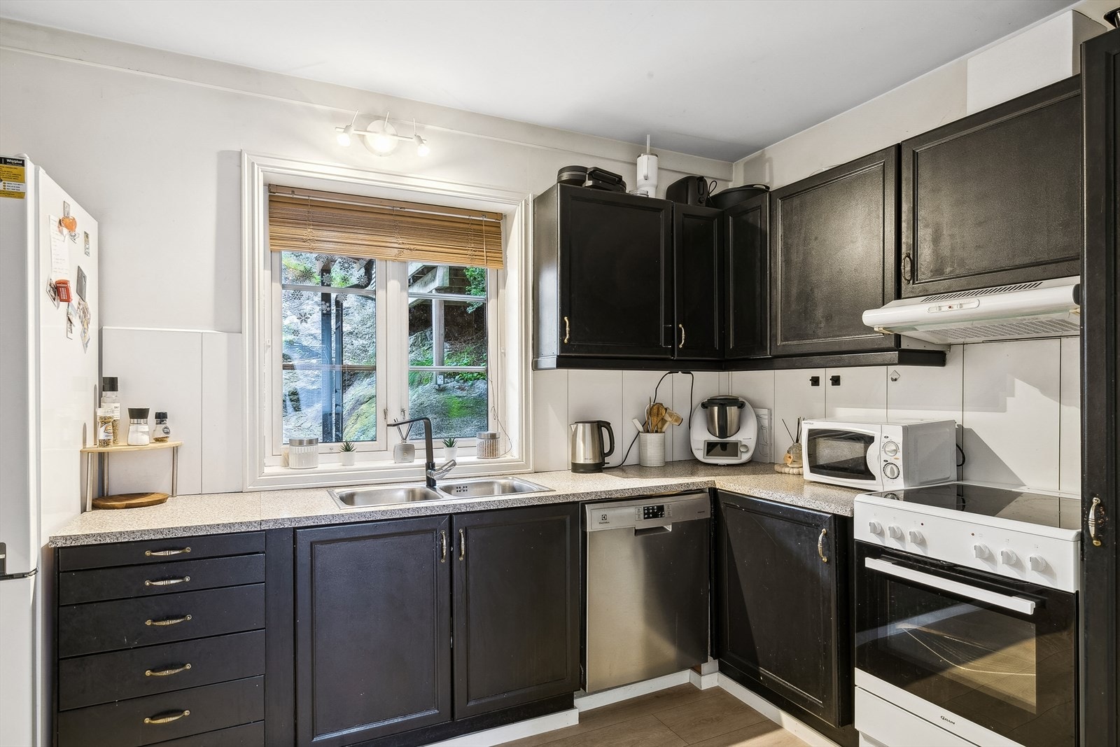 Kjøkkenet har rikelig med skap- og benkeplass. Galleribilde