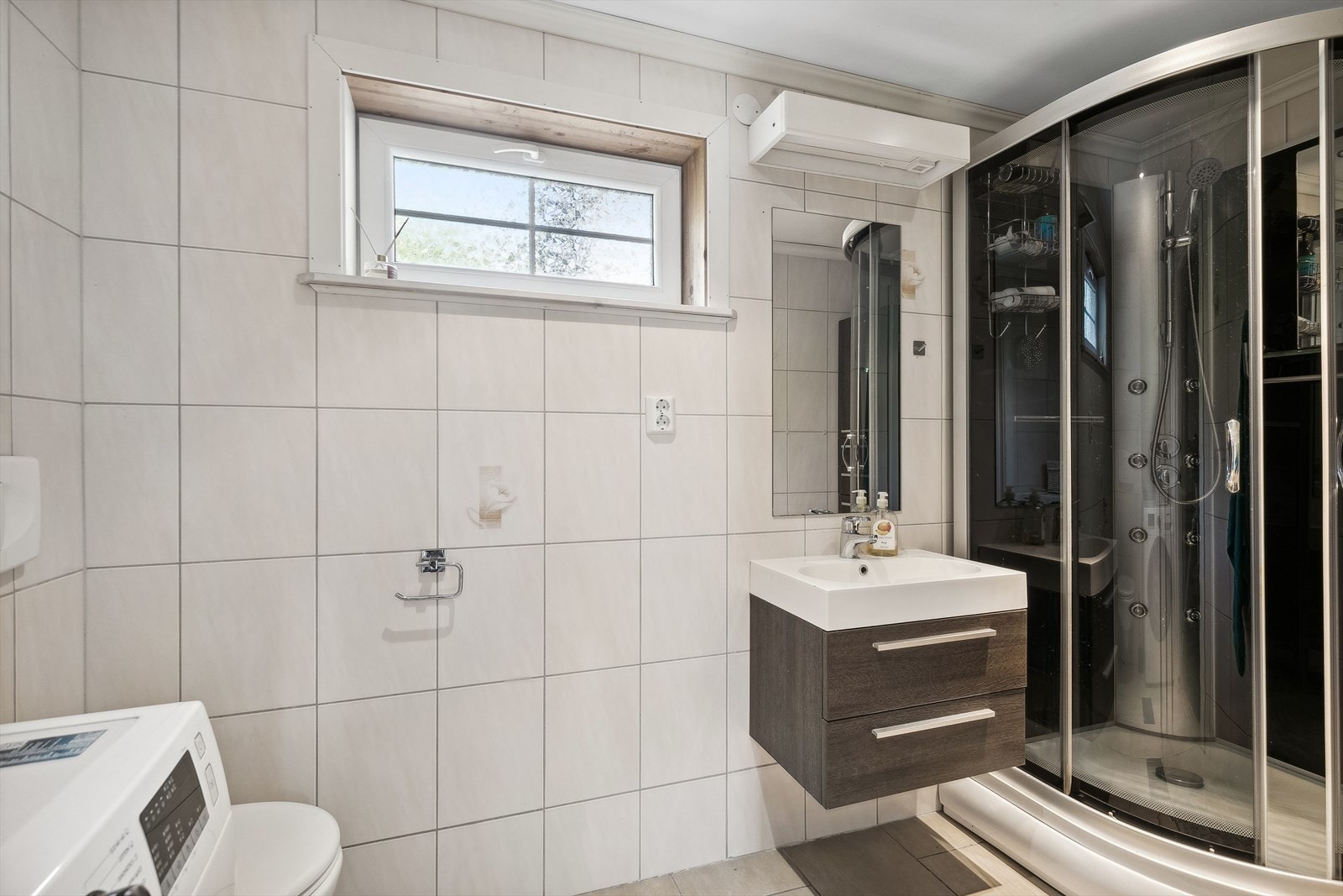 Baderom i første etasje med stort dusjkabinett og fin skuffinnredning med servant. Galleribilde