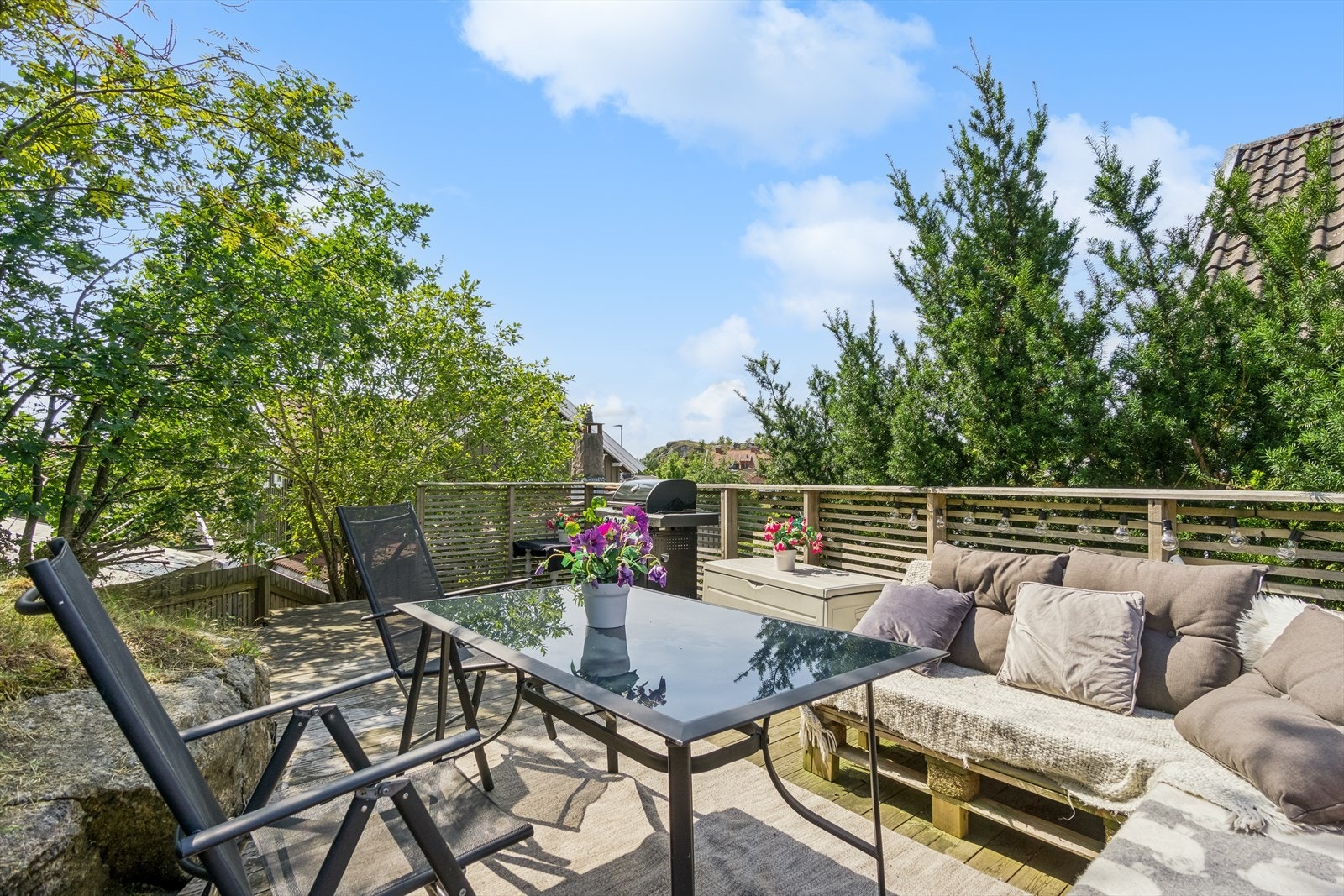 Terrassen har god plass til utemøbler. Galleribilde