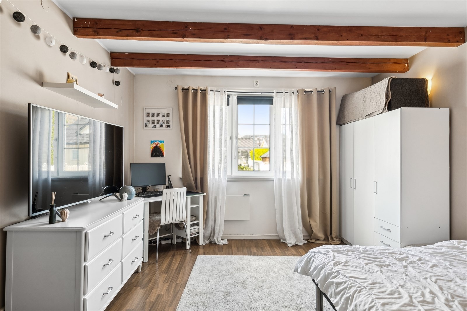 Soverommet har god plass til stor seng, garderobeløsning og pult. Galleribilde
