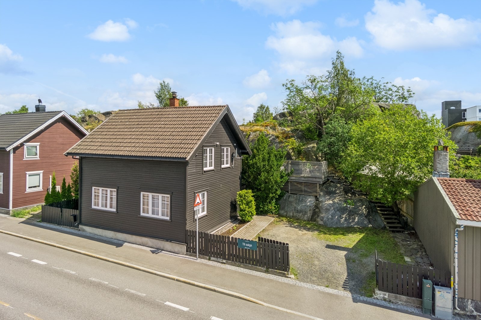 Eiendomstomt på ca 434 m² med biloppstillingsplass og fin terrasse på baksiden. Galleribilde