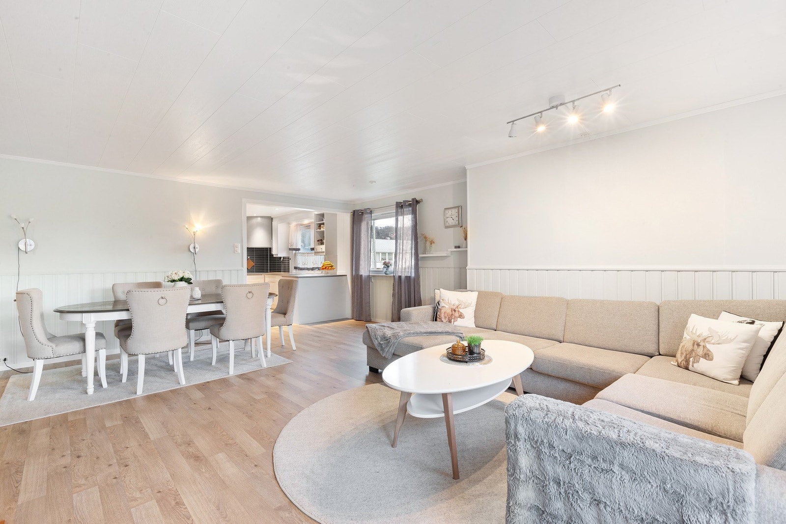 Romslig stue med lyse overflater. Galleribilde