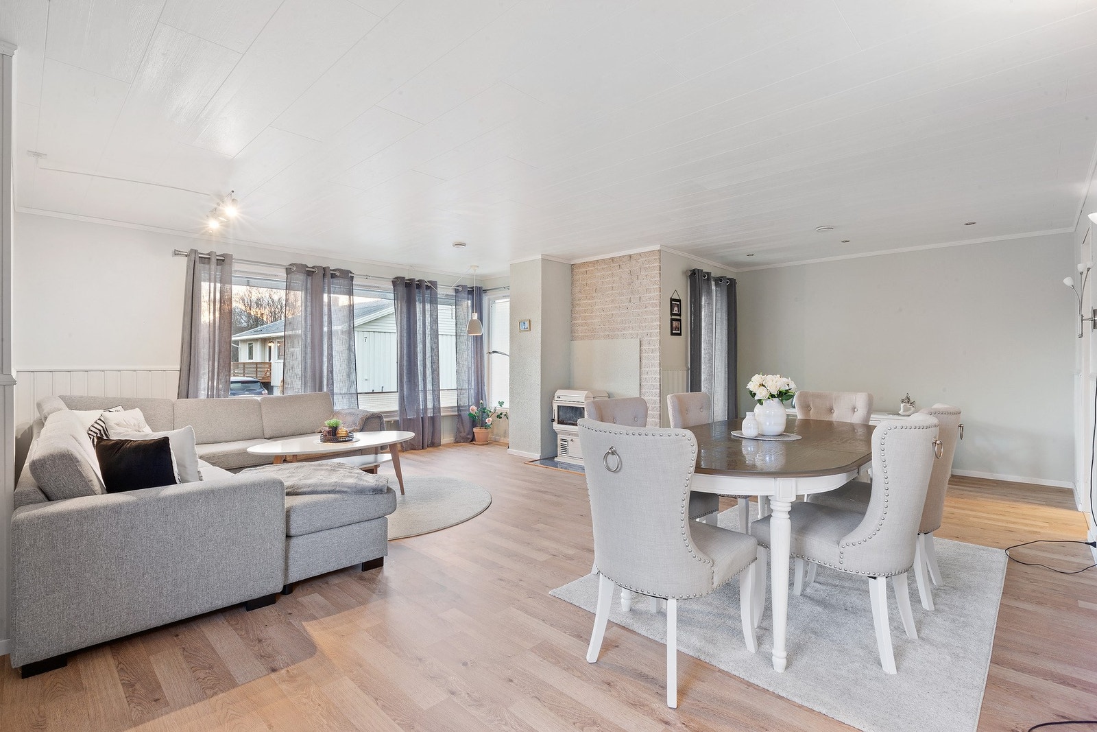 Stuen har både vedfyring og varmepumpe, hverdagsluksus. Galleribilde