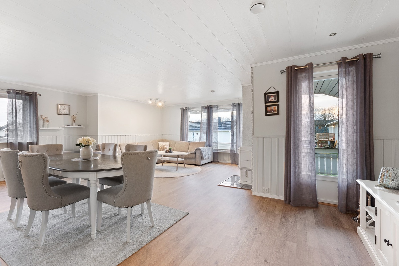 De store vindusflatene i stuen gir godt med lysinnslipp. Galleribilde