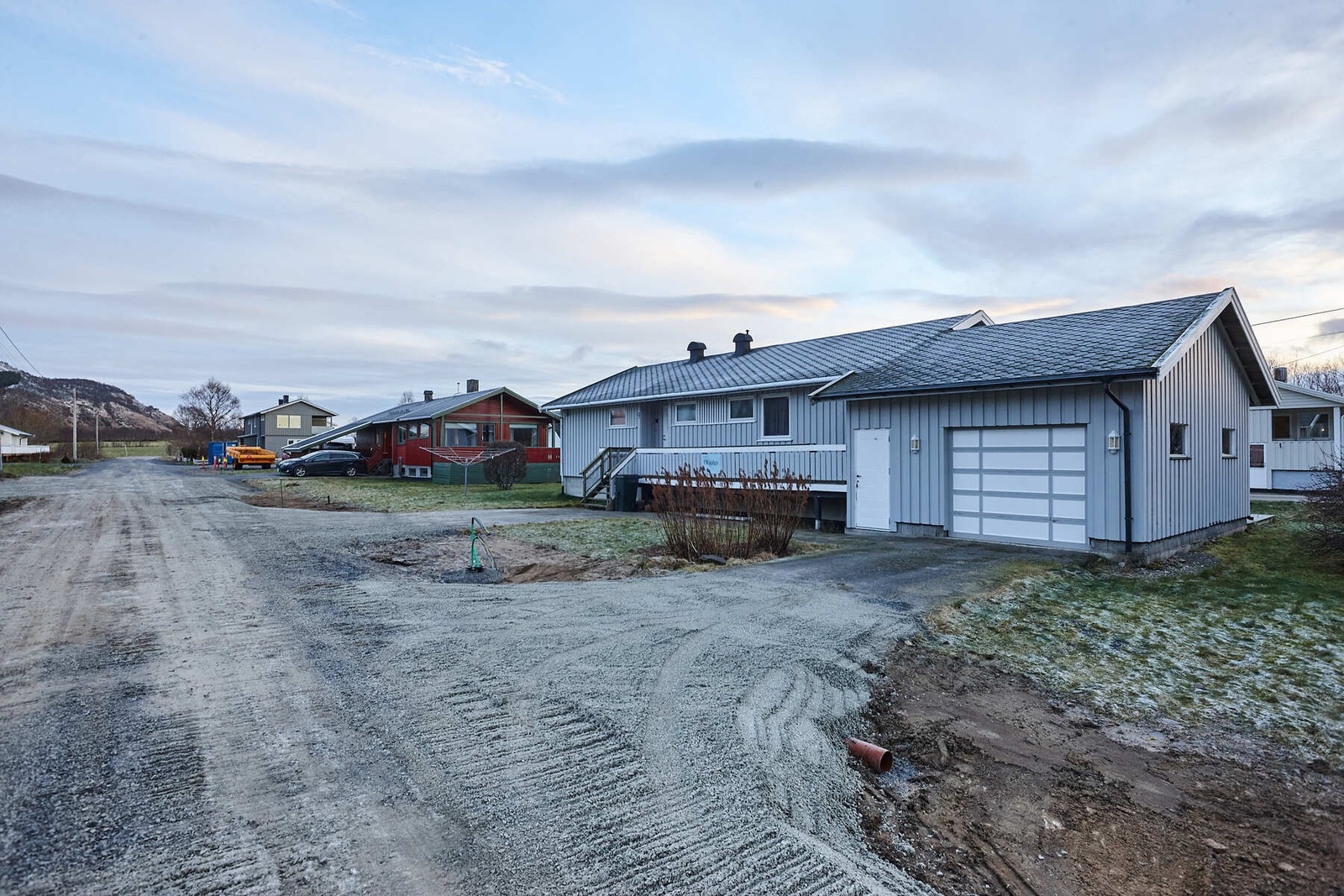 Bilen parkeres trygt i garasjen. Galleribilde