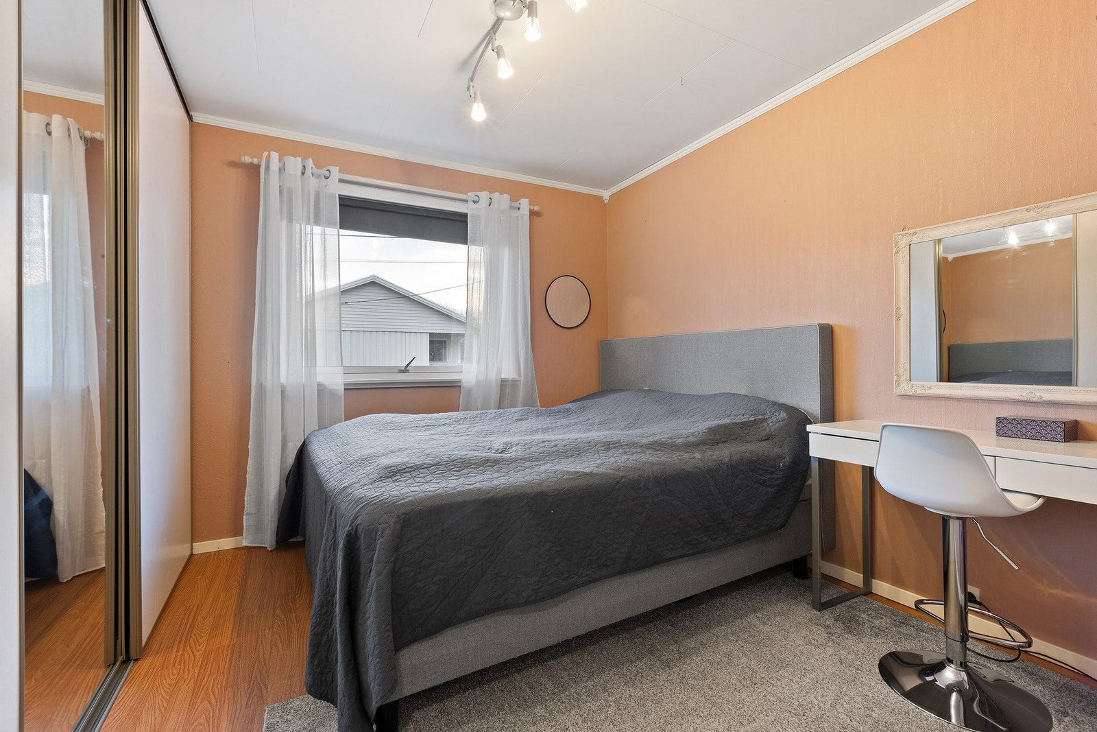 Hovedsoverommet har plass til stor dobbeltseng. Skyvedørsgarderobe med god oppbevaringsplass. Galleribilde