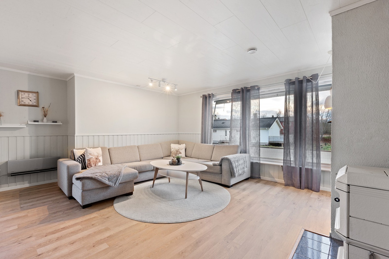 God plass til stor sofa i stuen. Galleribilde