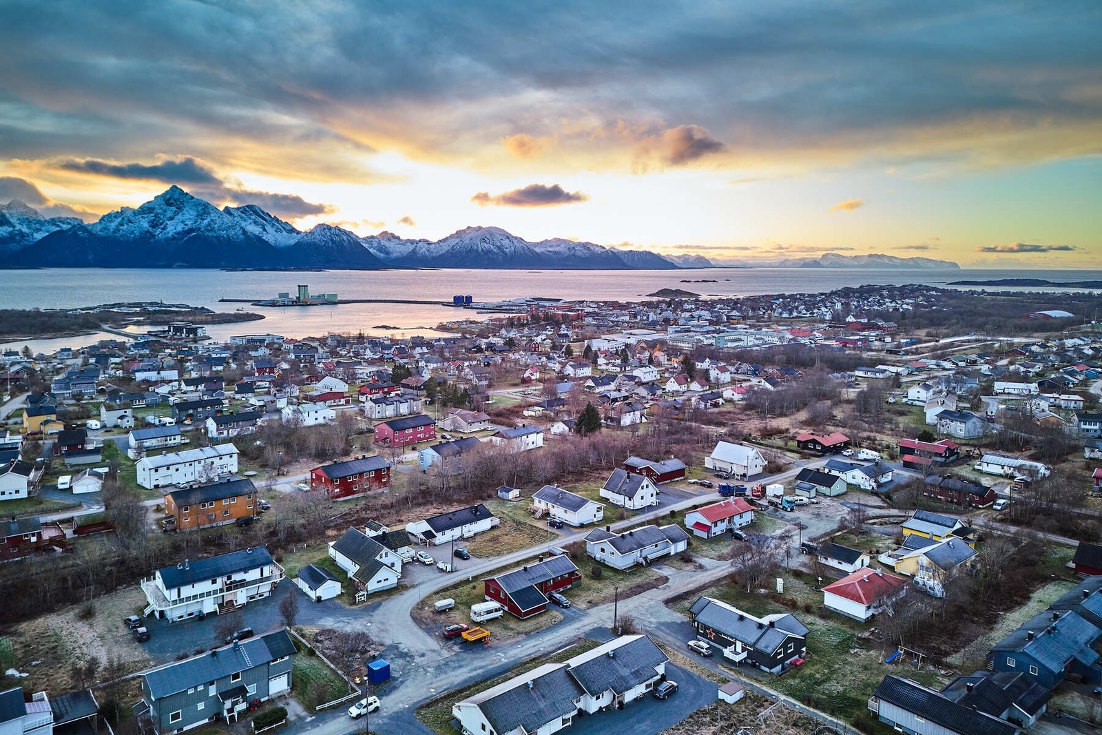 Eiendommen ligger i et rolig og barnevennlig boligområde like utenfor Melbu sentrum. Gangavstand til skoler og barnehage. Galleribilde