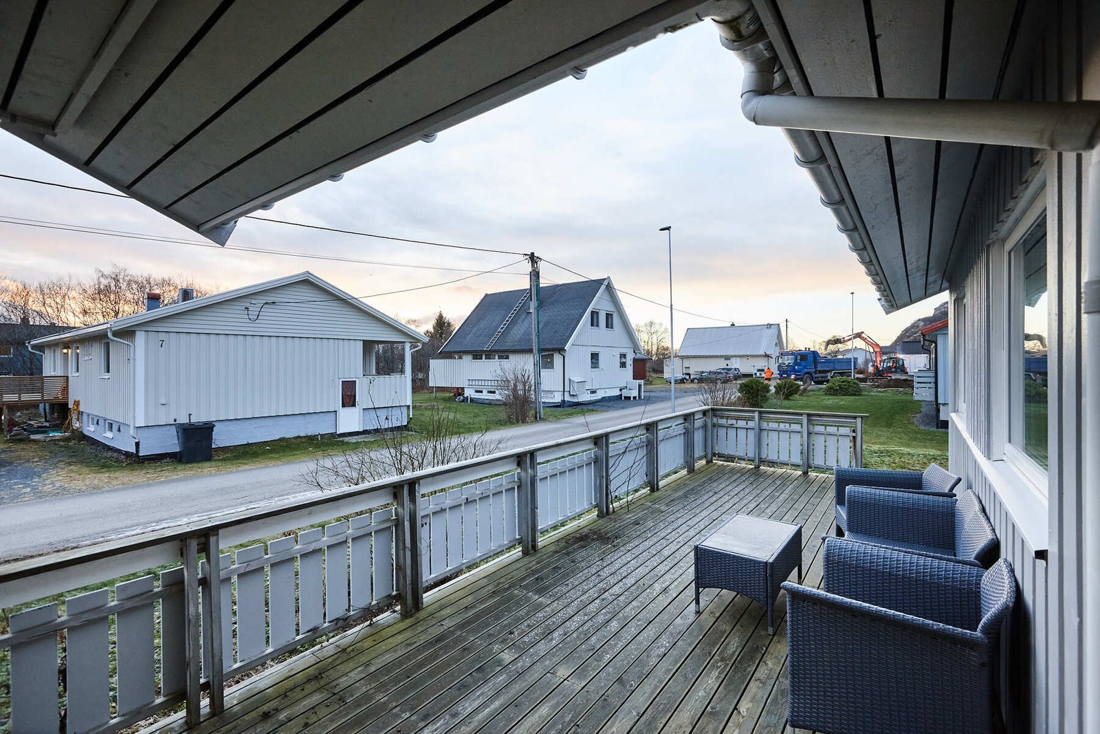 Fra stuen er det utgang til veranda med plass til utemøbler. Galleribilde