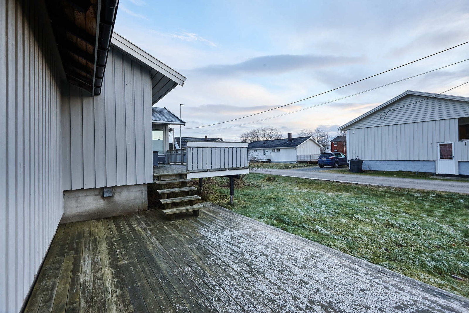 Fra veranda har du nedgang til platting og hagen. Galleribilde
