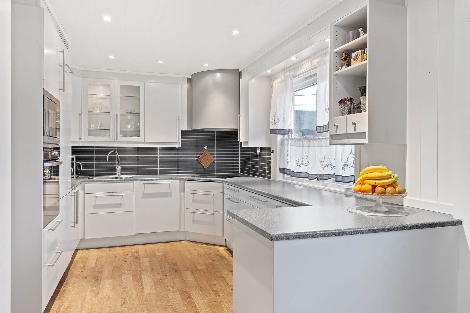 Drømmekjøkken fra 2012 med integrerte hvitevarer og god plass til matlaging. Galleribilde