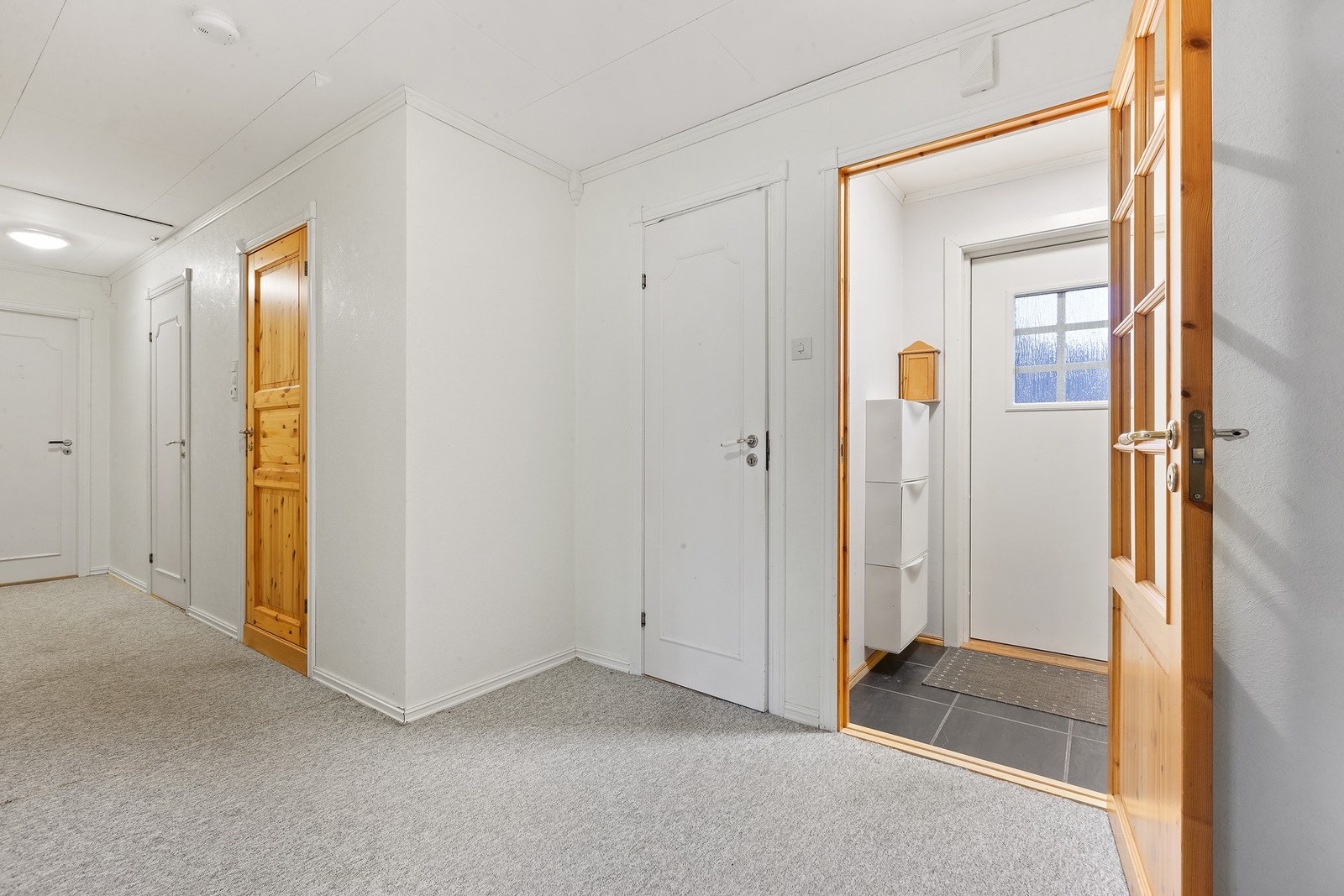 Entre` mot soverommene, bad og toalettrom. Galleribilde