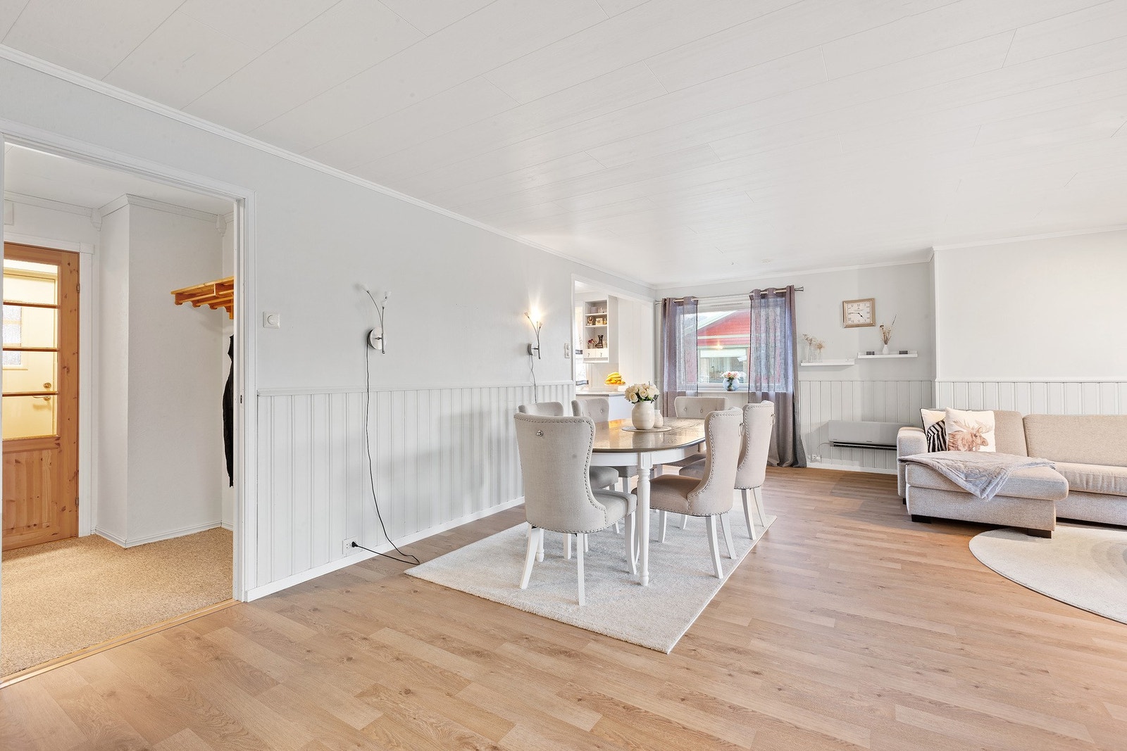 I stuen er det plass til stort spisebord for hyggelige sammenkomster. Galleribilde