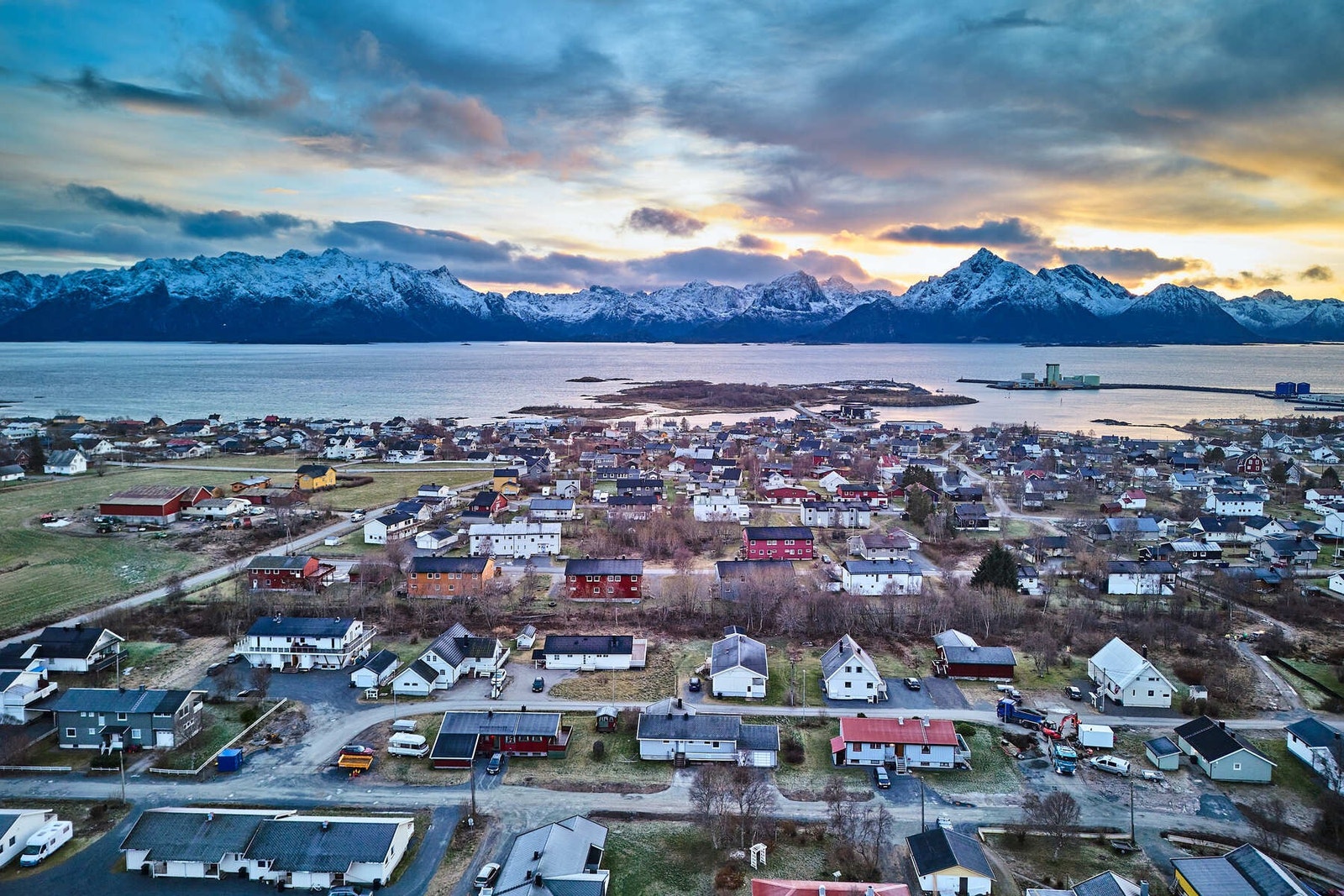 Kort vei til sentrum med diverse butikker og dagligvare. Galleribilde