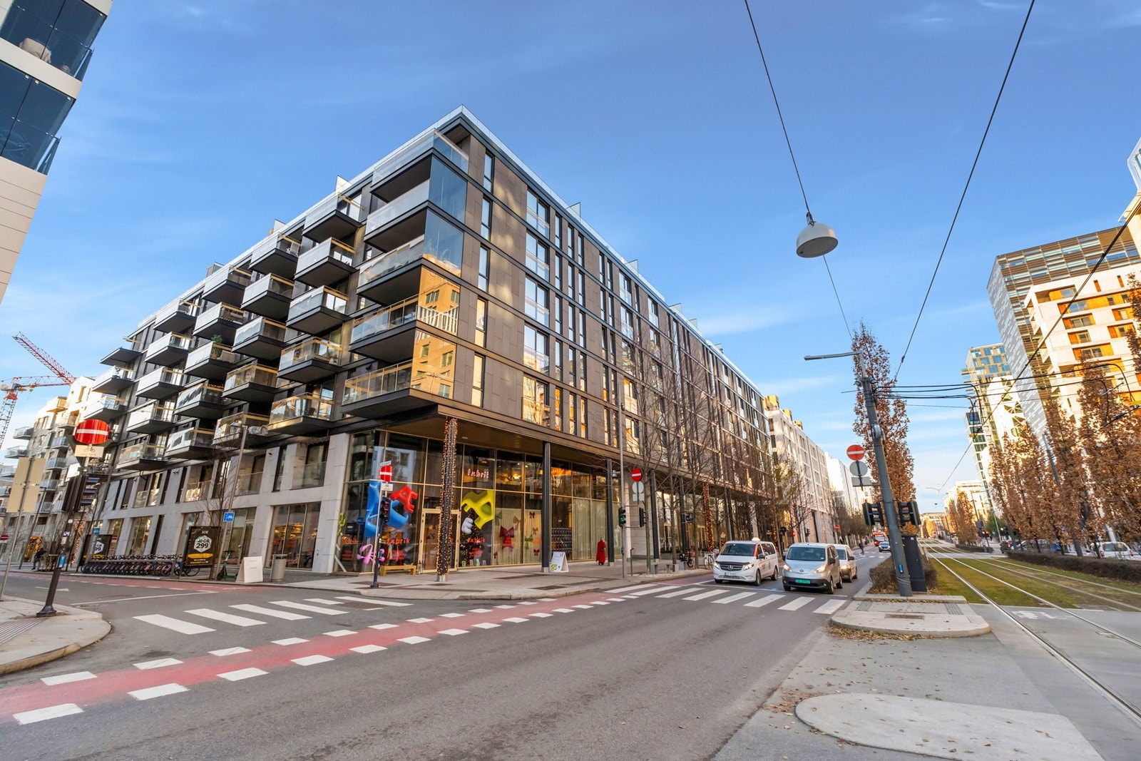 Det er sykkelparkering i kjeller. Galleribilde