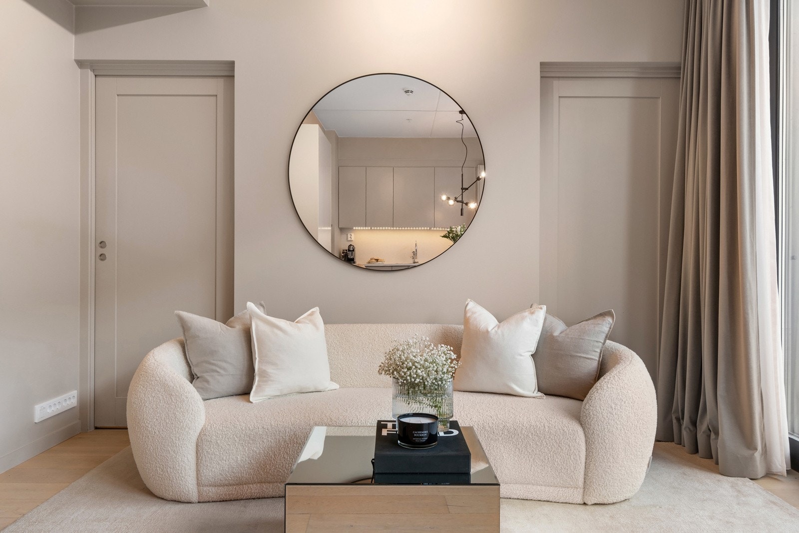 Bolign har balansert ventilasjon og felles sentralfyr og felles opplegg for varmtvann. Galleribilde