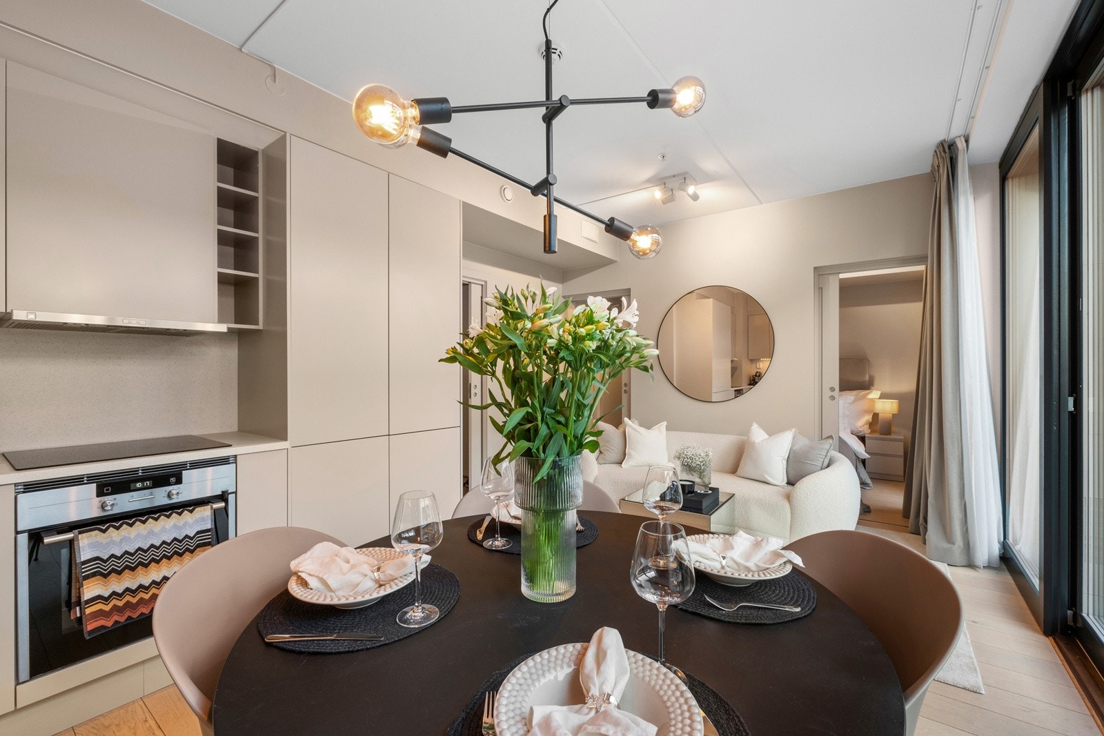 I stuen har du god plass til spisebord og sofagruppe, og rommets utforming gjør det enkelt å innrede etter eget ønske og personlige stil. Galleribilde