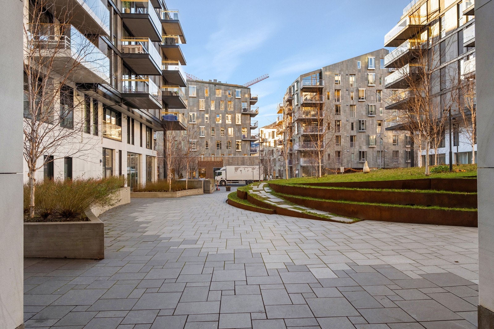 Det første som møter deg er sameiets flotte fellesarealer. Her får du et godt førsteinntrykk i møte med asfalterte, bilfrie internveier med plen og diverse beplanting. Galleribilde