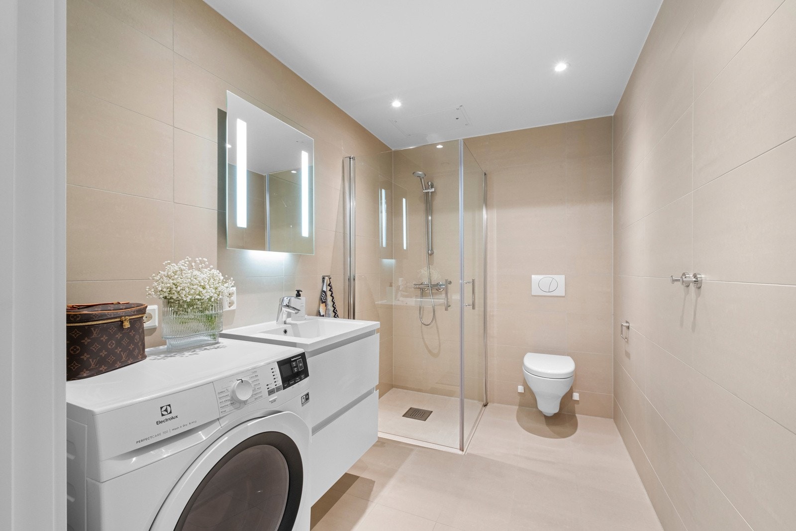 Boligen har et lekkert, flislagt bad fra byggeåret 2018 som er svært romslig. Badet har varme i gulv og opplegg for vaskemaskin. Galleribilde