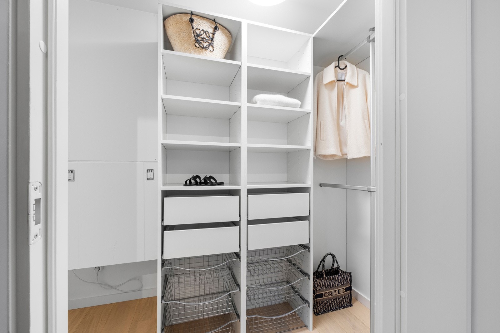 Du har også walk-in garderobe som gir ytterligere lagringsplass. Galleribilde
