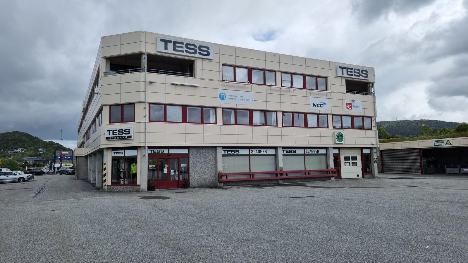 Fasade, arealene ligger i 3. etasje mot nordvest, nordøst og sørøst Galleribilde