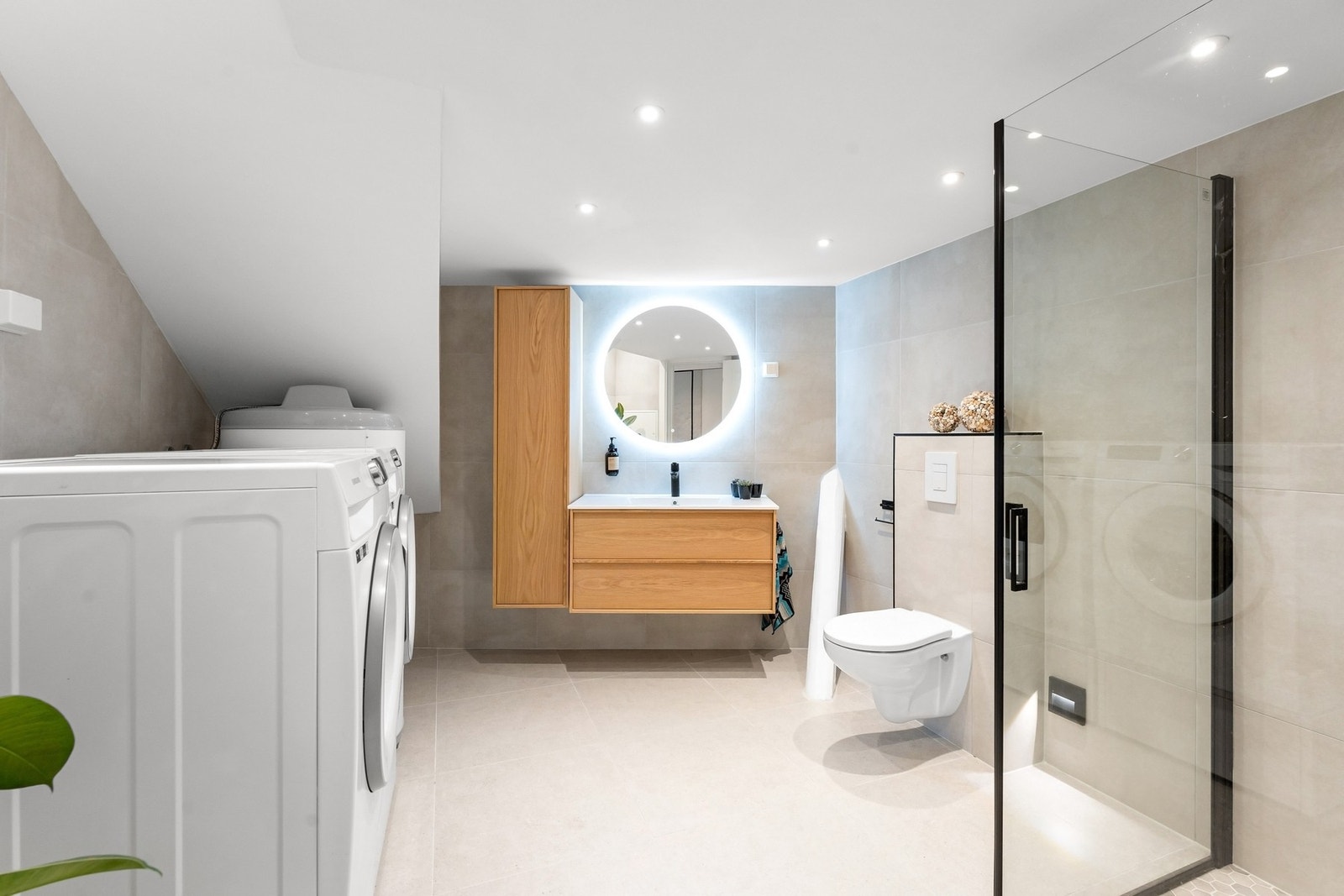 Store fliser gir rommet et sofistikert uttrykk, mens innredningen er nøye utformet for å kombinere funksjonalitet med stilfullt design. Galleribilde