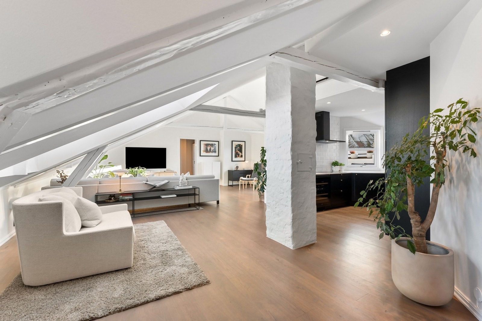 Downlights i deler av himling bidrar til en jevn og subtil belysning. Galleribilde