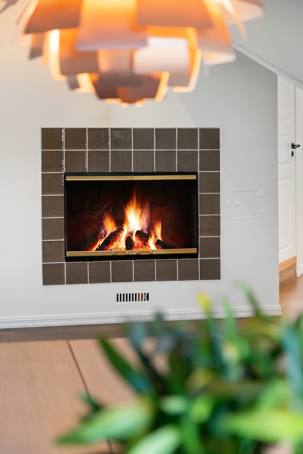 Boligen har to peiser som bidrar til varme på kalde høst- og vinterdager. Galleribilde