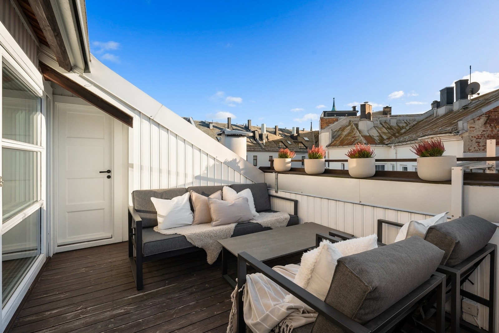 Usjenert og sosial takterrasse på 13 kvm vendt mot vest. Stor bod i tilknytning til terrassen med rikelig med lagerplass Galleribilde