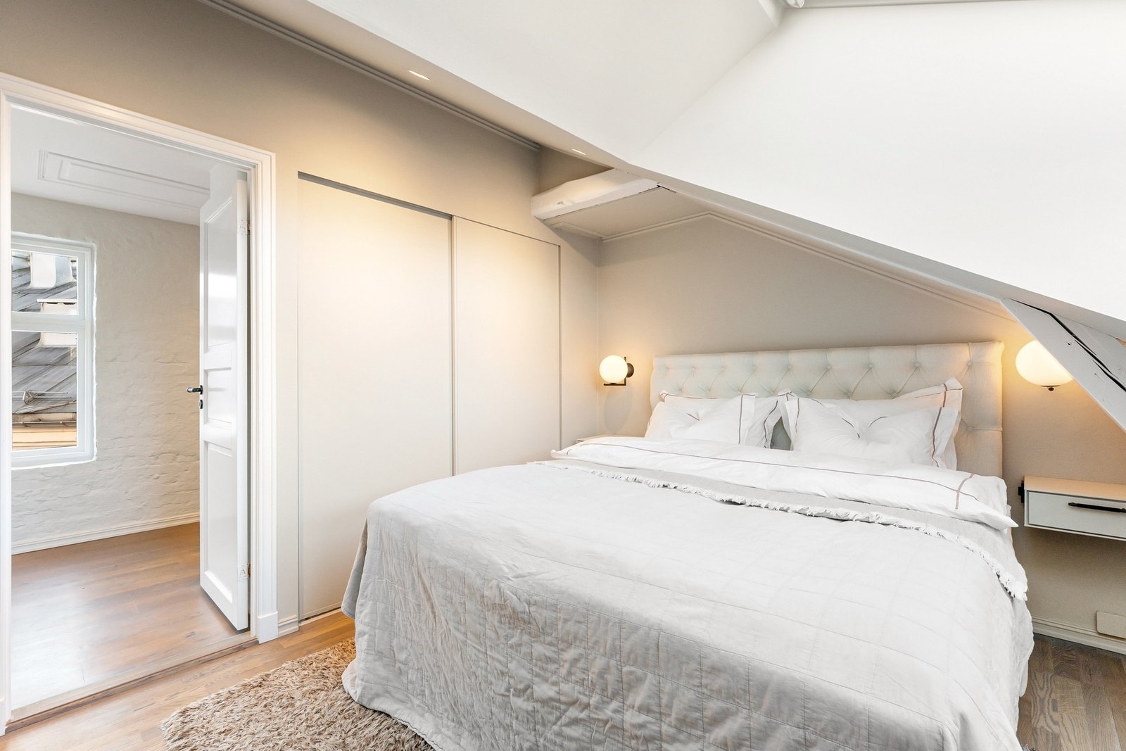 Hovedsoverom med skyvedørsgarderobe innfelt i vegg for optimal utnyttelse av plass Galleribilde