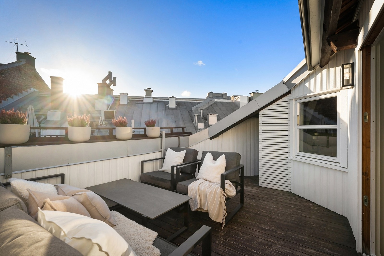 Solrik og skjermet terrasse - et perfekt sted for å nyte varme sommerdager. Galleribilde