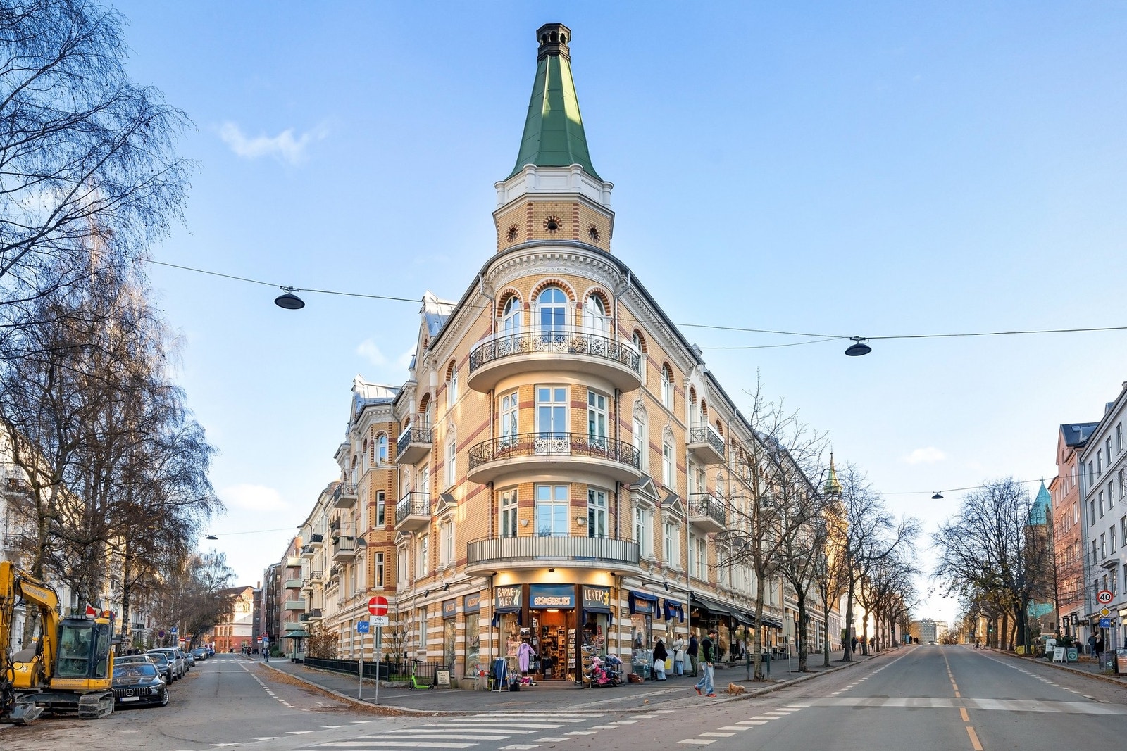 Vakker og meget representativ Frognergård fra 1902 tegnet av arkitekt Samuel Borgfelt med markant hjørnetårn. Umiddelbar nærhet til de meste etterspurte forretningene på Frogner. Galleribilde