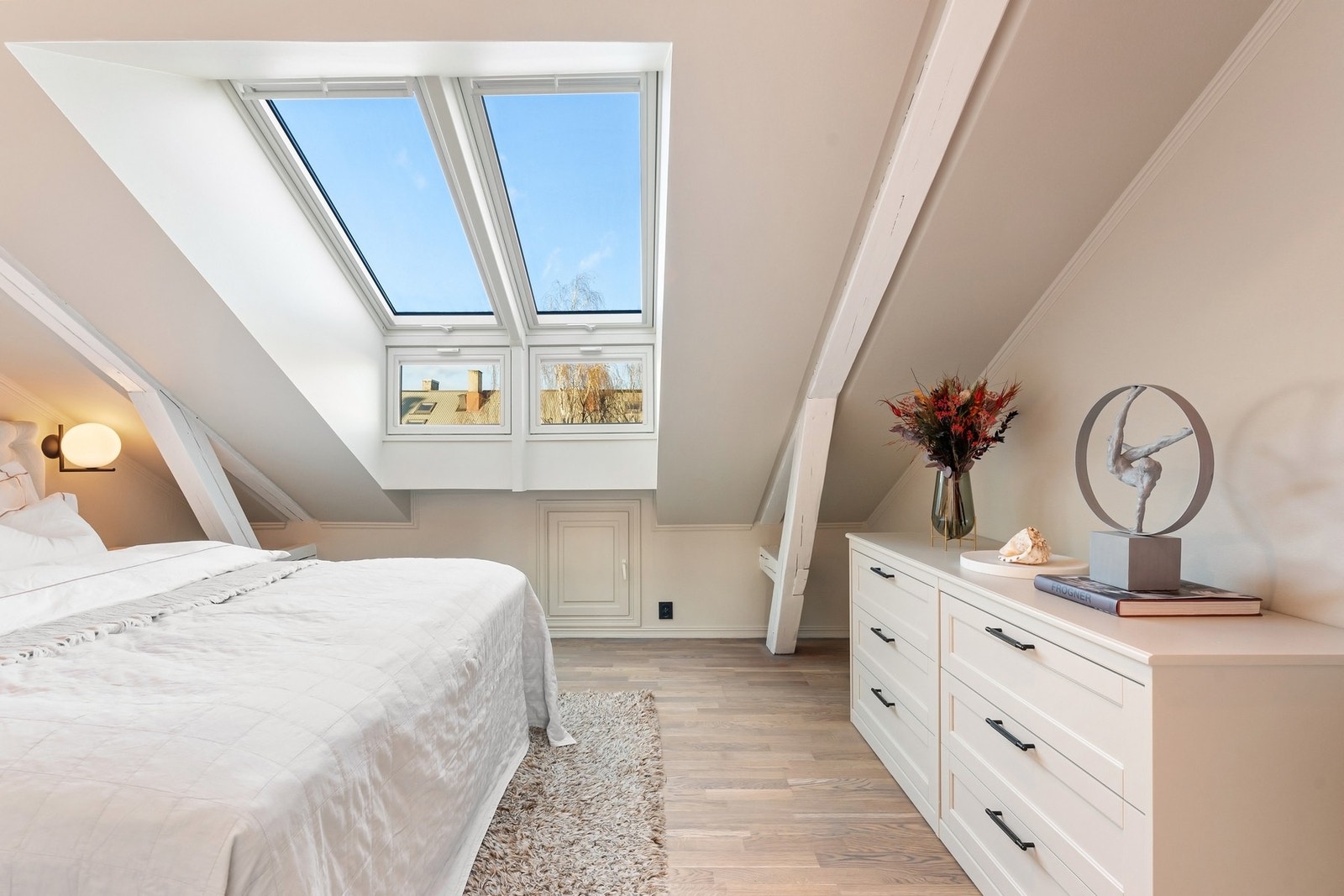 Hovedsoverommet er malt i delikat og tidløs farge Galleribilde