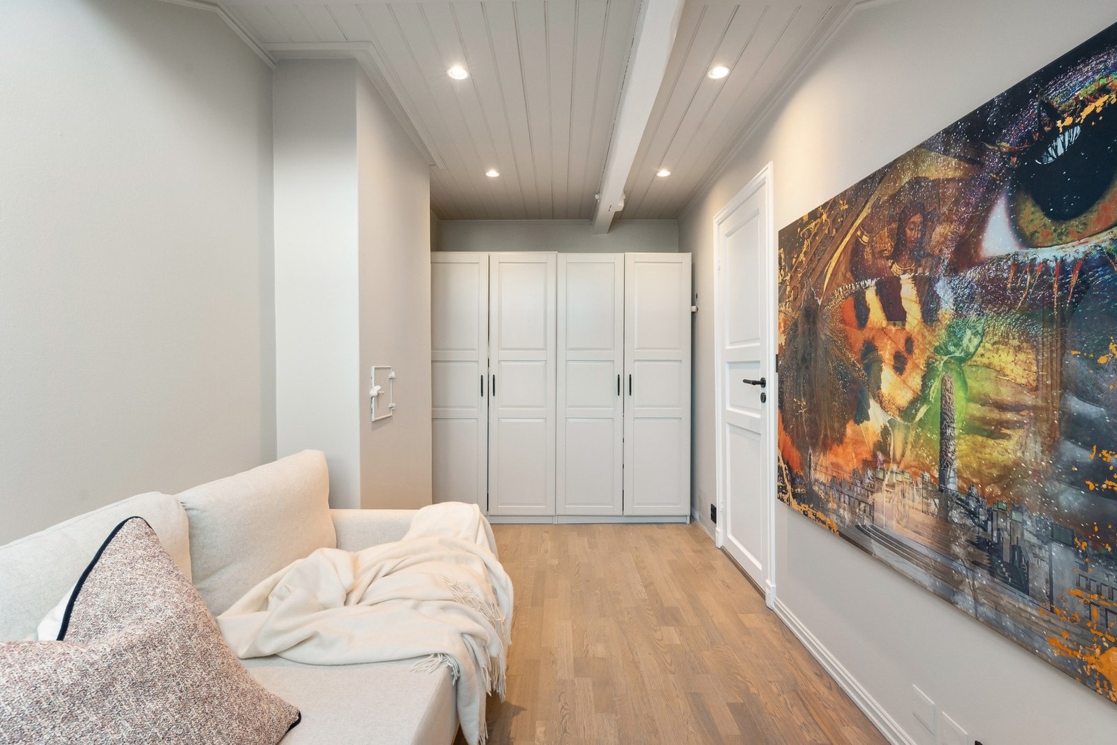 Soverom 2, innredet med et stort garderobeskap Galleribilde