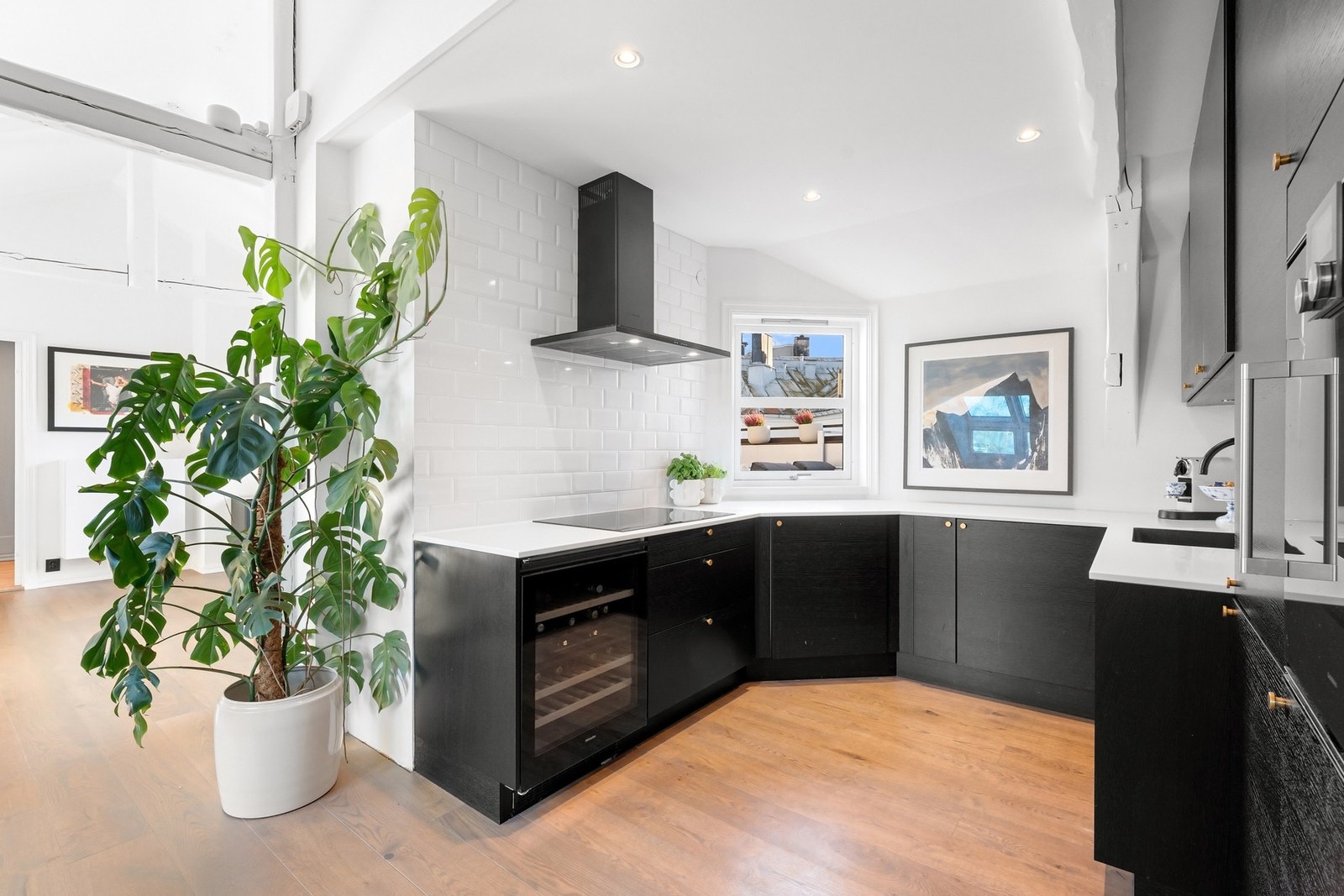 Den moderne innredningen, fra 2016/2017, har glatte fronter i svart utførelse og benkeplate i steinkompositt. Galleribilde