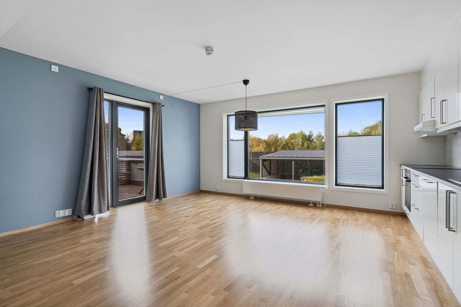 Her har du en romslig og åpen stue/kjøkkenløsning med direkte utgang til terrasse Galleribilde