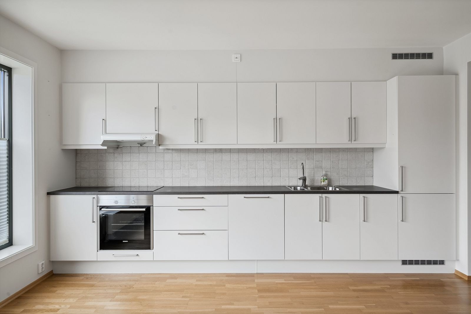 Kjøkkenet er av høy kvalitet, med alle hvitevarer integrert Galleribilde