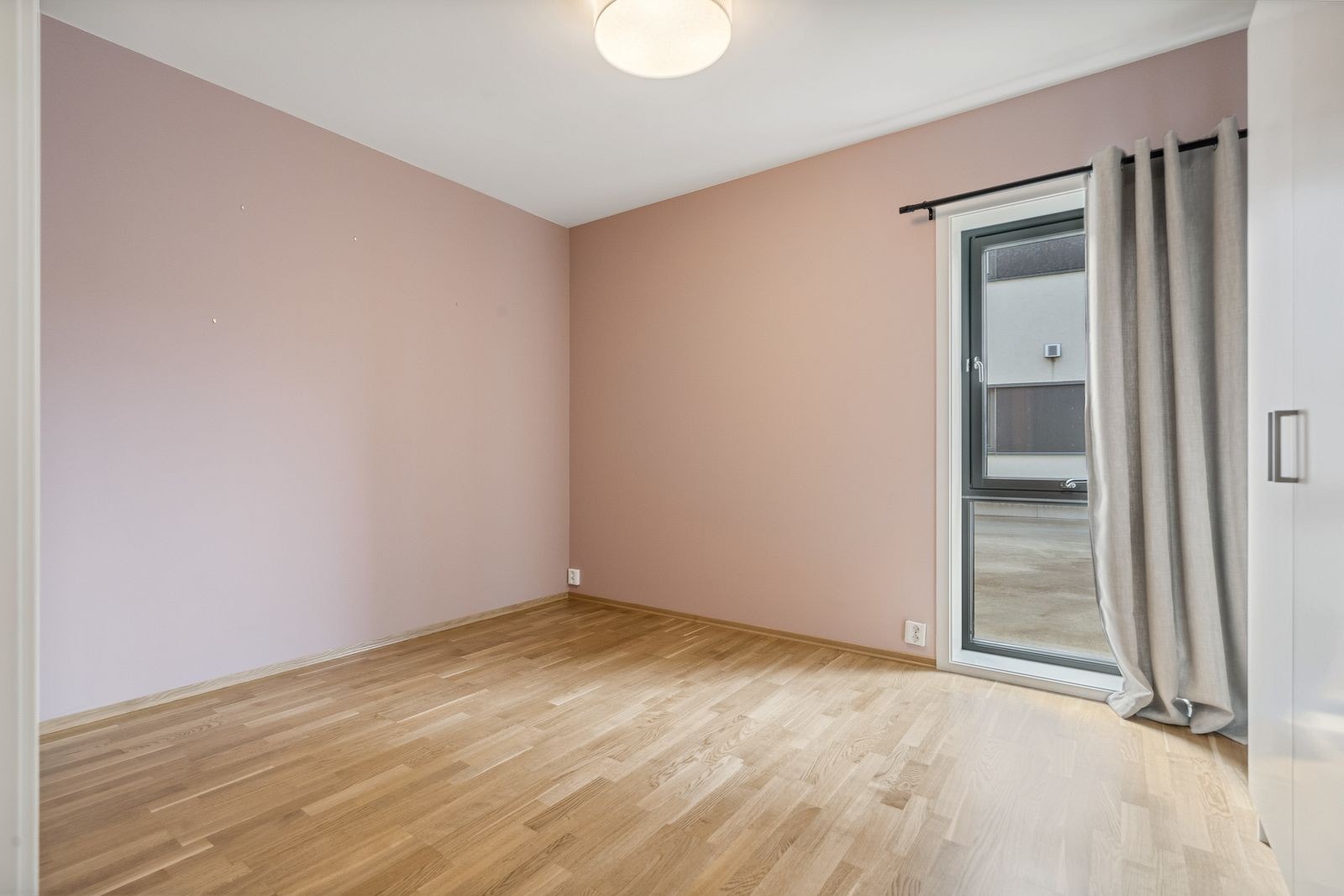 Stort soverom på hele 11 kvm, det er også en garderobeløsning med god plass til oppbevaring Galleribilde