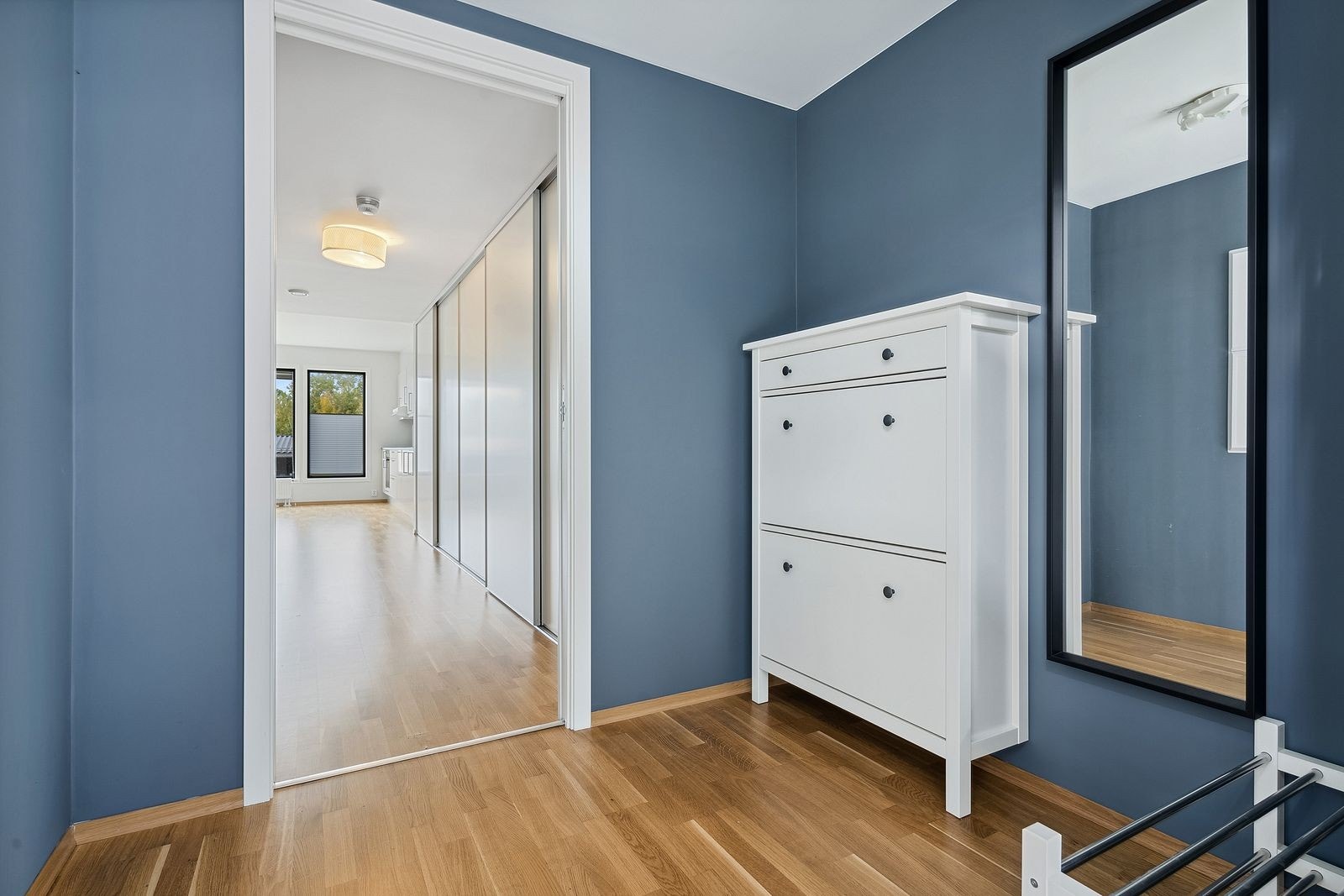 Entrèen har god plass til oppbevaring av yttertøy, videre har du en hel rekke med garderobeplass Galleribilde