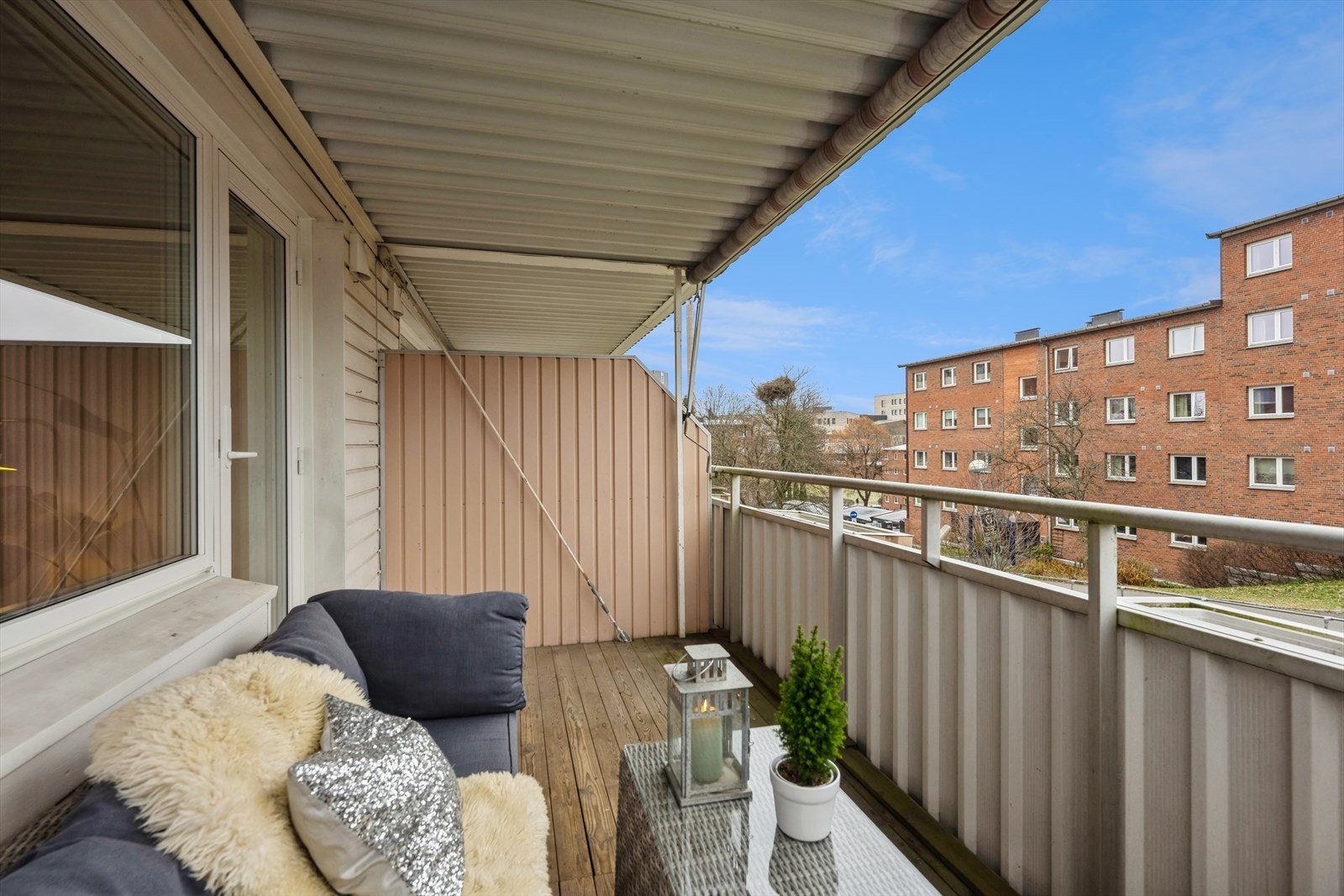 Her kan man nyte gode solforhold fra midt på dagen til sent utpå kveldstid. God plass til en sittegruppe med tilhørende møblement. Galleribilde