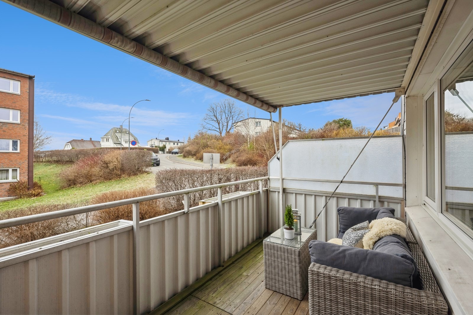 Den store, vestvendte balkongen oppleves som en utvidelse av stuen på varme sommerdager, og egner seg perfekt for sosiale sammenkomster. Galleribilde