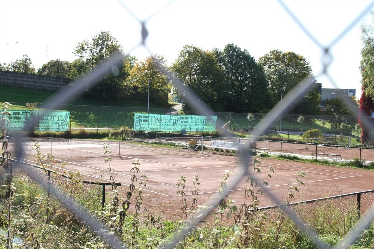 Tennisbaner i armlengdes avstand. Galleribilde