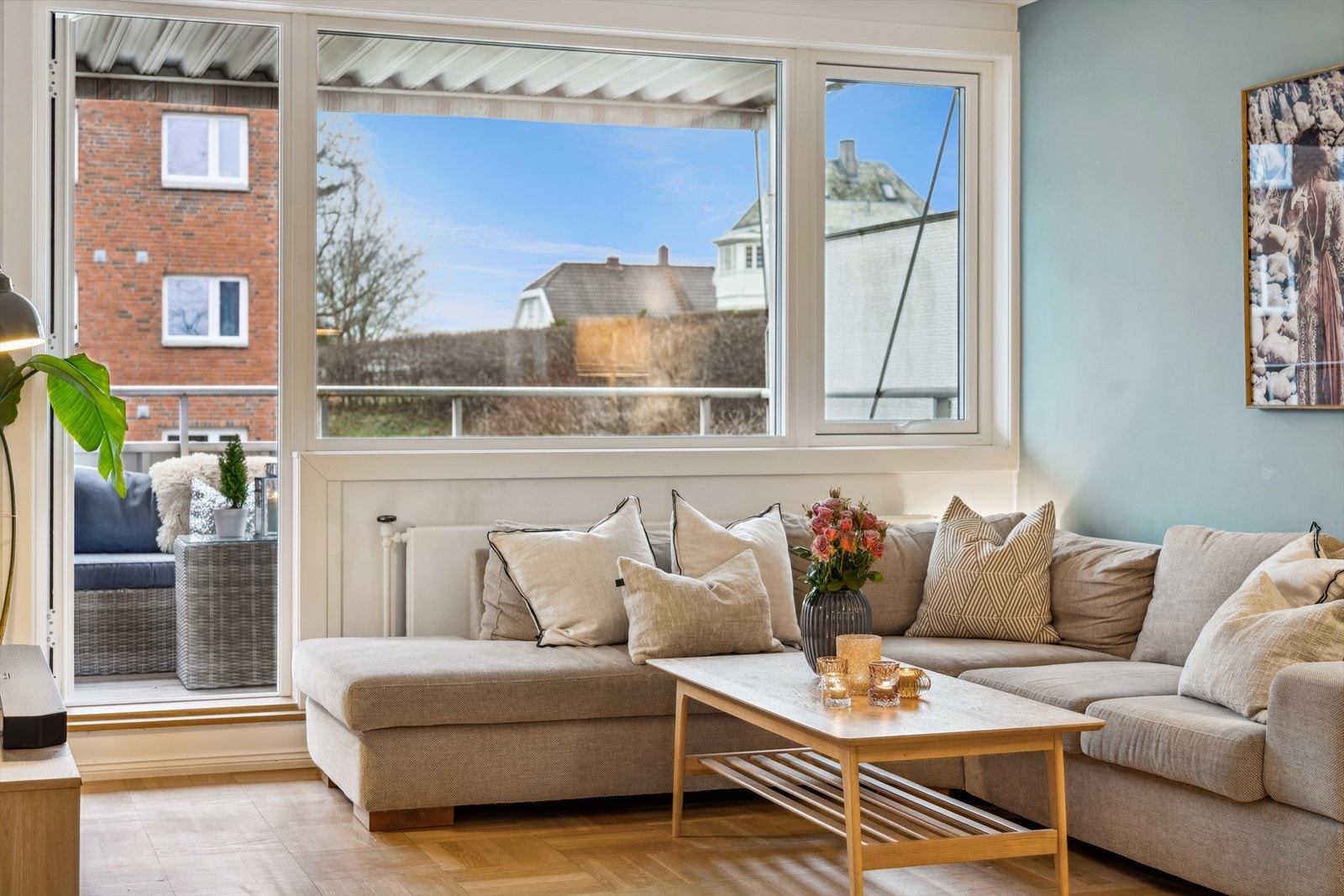 Velkommen til Disenveien 21 - En lys hjørneleilighet i 2. etasje med god planløsning vestvendt balkong på populære Disen. Galleribilde