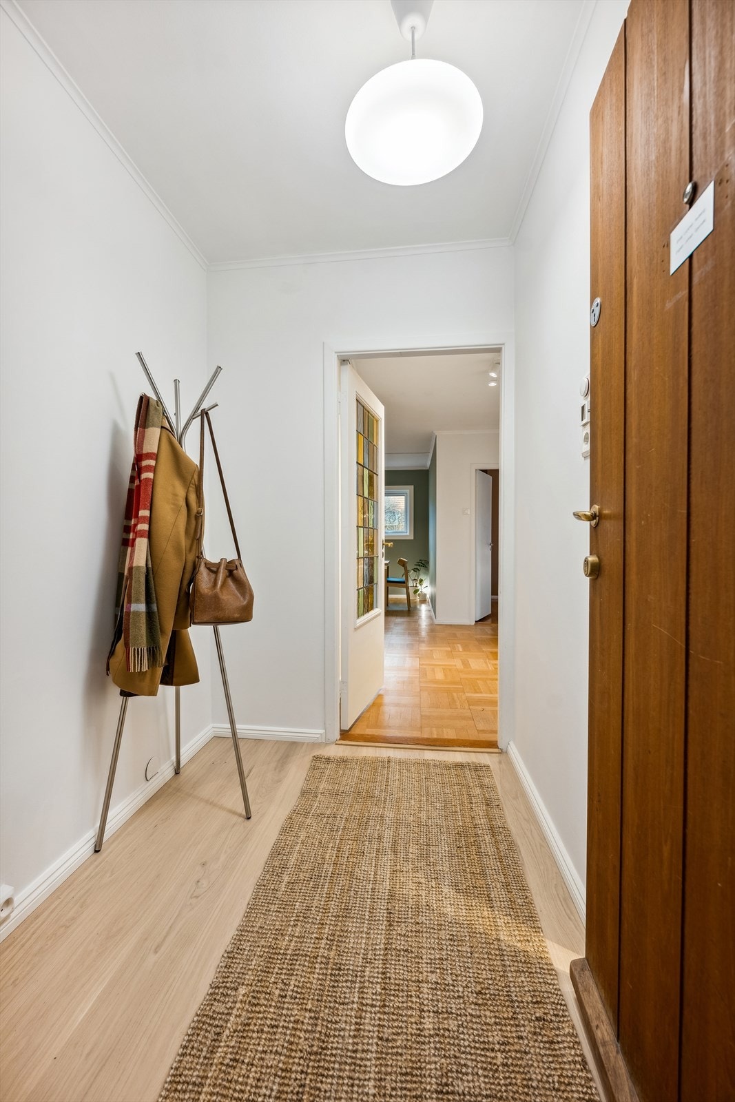 Lys og luftig entré av god størrelse med god plass til garderobeskap. Galleribilde