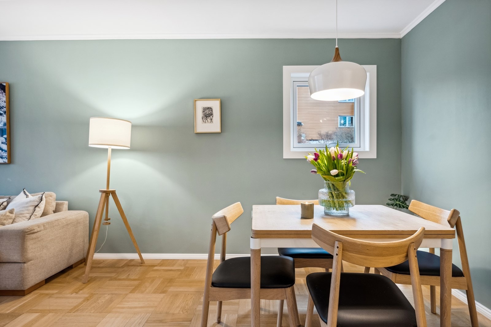 Endeleilighet sørger for ekstra godt med lysinnslipp. Galleribilde