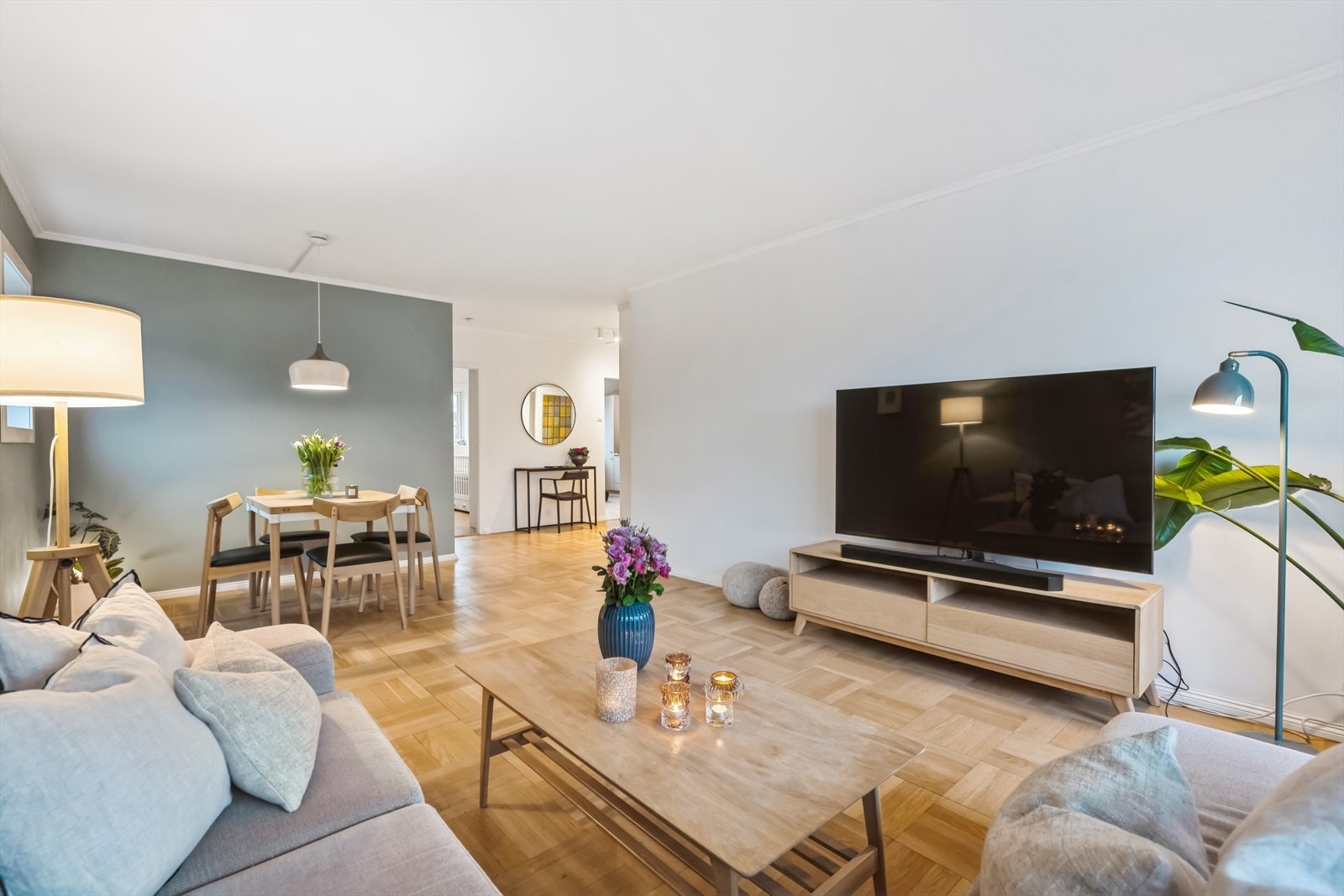 Stuens gode størrelse gjør det enkelt å møblere i flere soner, med god plass for stor sofaseksjon med tilhørende møblement, i tillegg til egen sone med et hyggelig spisebord. Galleribilde