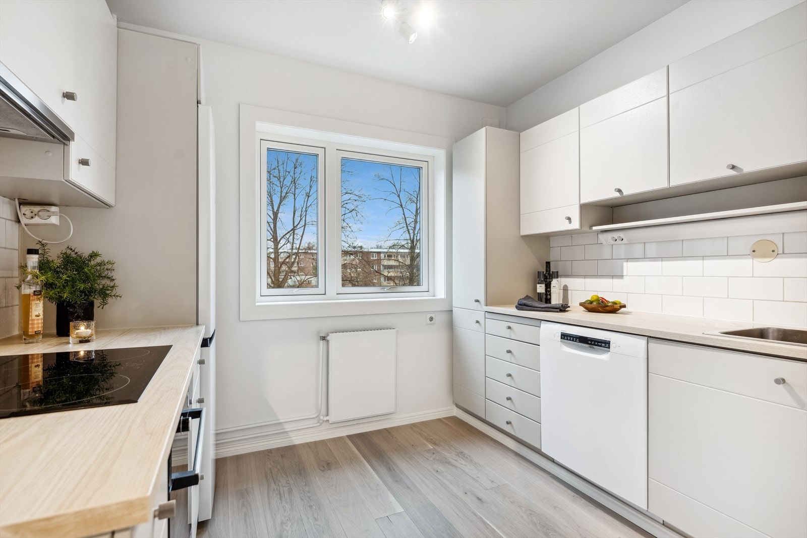 Lyst og velholdt kjøkken i separat rom med vindu ut til borettslagets fellesområder. Galleribilde