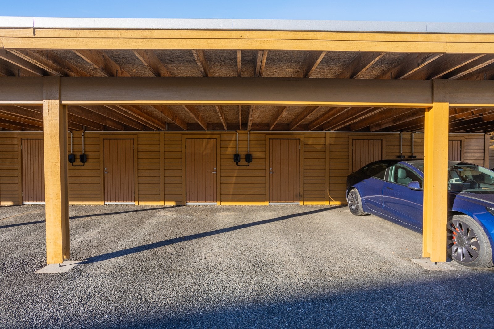Egen carport med romslig sportsbod | El billader Galleribilde